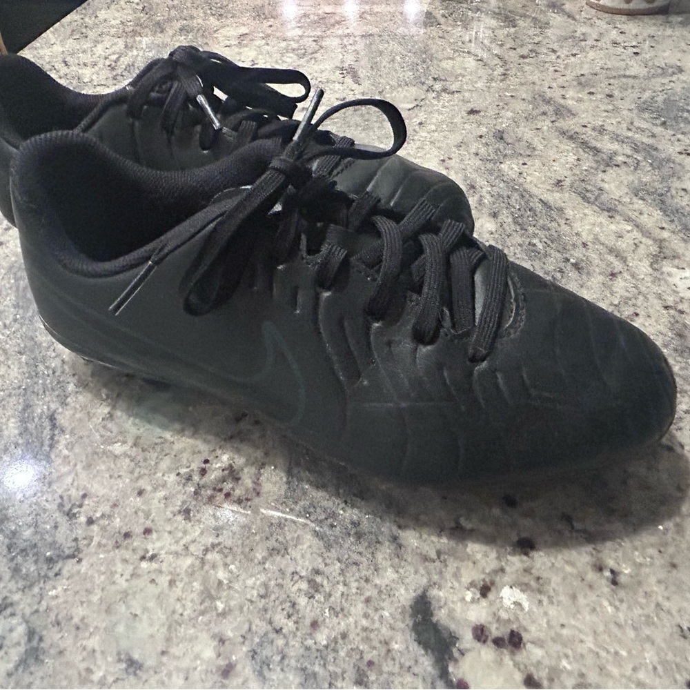 Nike-Jr. Tiempo Legend 10 Club
Soccer Cleat - Kids size 6